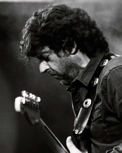 descubre la biografía de los mejores guitarristas y bajistas del panorama musical en https://guitarraespañola.net